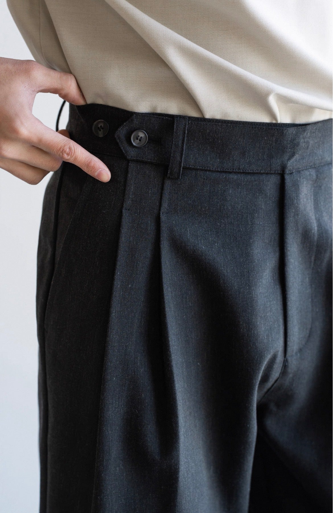MONTARI LINEN PLEATED TROUSERS